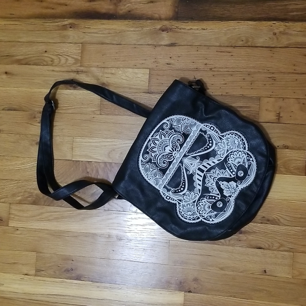 Gently used Star Wars crossbody messenger bag.